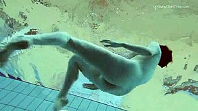 Lada Poleshuk dráždí v horkém podvodním bikini focení