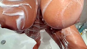 Tetas reais de milf em câmera lenta com morena jovem 18+ na cena caseira