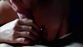 לא יכולה להתאפק מלתת לאדון מציצה עמוקה בוקרית רטובה