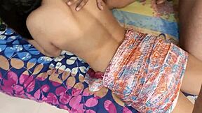 สาวน้อยน่ารักอะมาเทอร์หน้าอกธรรมชาติโดนเพื่อนเก่งกินหีโหนกในหนังโป๊เดซี่