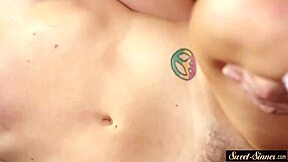 فتاة مذهلة تم مص فمها من قبل زوج أبي في لعبة محرمة مع انحناء