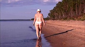 Milf Juicy Dengan Pantat Besar Dalam Bikini Putih Tunjuk Tetas!