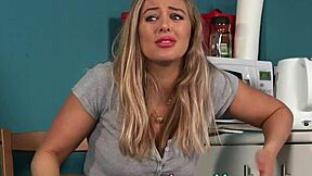 CFNM Domina driller naboer med sine trusser og høje hæle