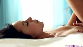 小巧高清色情小18岁女孩现在渴望精液！