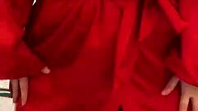 Μελαχρινή σε κόκκινο εσώρουχο παίζει μουνί