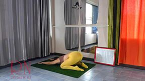 Regina Noir, yoga i gule tights, ingen trusser i gymnastiksal