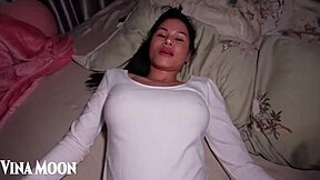 Spennende Jente Prøvde å Være Stille Under Sex i Sengen.