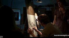 Jeg ser Aleah Nalewick ligge helt naken offentlig