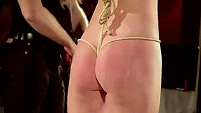 18岁少女硬核BDSM操，她因原始快感尖叫！