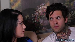 वह एक बस्टि पॉर्नस्टार थी, वाइल्ड हैंडजॉब के बाद उसकी टाइट होल में क्रीमपाई हुई।