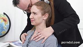 Hej sladka, kako te je zrela učiteljica dražila in nabila tako dobro?