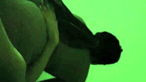 La bellissima donna africana cavalca con fascino adorabile