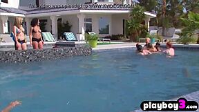 Échangistes cochons échangent les partenaires et baisent dans le manoir