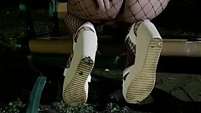 Тингтинг мастурбирует на улице и брызжет на сетчатые колготки, о боже, так хорошо!