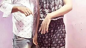 يا صديقي، لماذا لا تنضم إلينا في مجموعة جنسية مجنونة بينما الزوجة بعيدة؟