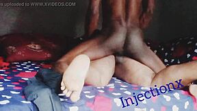 Japanilainen tyttö kumartuu monster-kyrvän paukutukseen