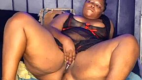 Sexy BBW ebony Mara Exotic leker med trang fitte.
