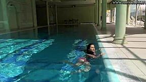 جيسيكا لينكولن تبهر كأجمل عارضة بيكيني تحت الماء