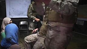 Пробралась на базу за ретро минетом, сперма в рот впервые