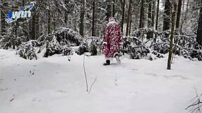 Зимнее сумасшествие с кончей на жопу и киску в снегу, сумасшедшая девчонка кончает на улице