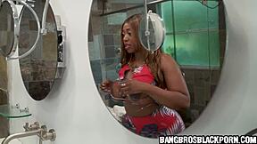 بي بي دبليو سوداء تسترخي في حمام أثناء الإصلاحات