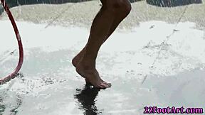 Kicsi európai csaj erotikus lábmunkát ad hardcore jelenetben