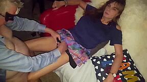 Η Agness γίνεται γαμήσι ενώ ο κούκλος τρίβει κοντά