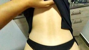 pastorka upognjena v kuhinji za trdo jebanje