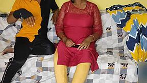 الصديقة تخفي صديقها للعب خشن. هي تخليه يصفي لبنها في البيت!