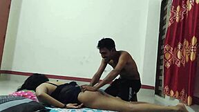 Vroča študentka Lavly zapelje svojega učitelja za vroč seks. Njuna tesna povezava se vžge v razredu.