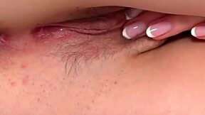 Jolie tentatrice fait jouir sa chatte délicieuse.