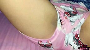 Деси сводная сестра сбрасывает трусики, показывает киску, умоляет трахнуть