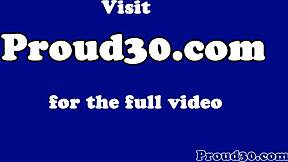 Pareja Gay Musculosa Folla Duro en Baño. Acción Anal de Cerca Espera!