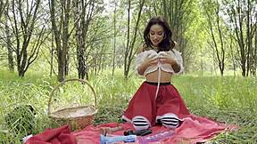 Crvena Kapica Monika Fox pronalazi krupne dildoe za analni skvirting napolju