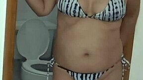 Λαχταρώ να δείχνω το κορμί μου στο μπικίνι στα 58, σκληραίνοντας πούτσα στην παραλία.