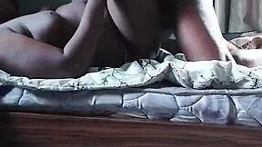 वह इंटेंस डॉगी स्टाइल एक्शन के लिए झुकती है