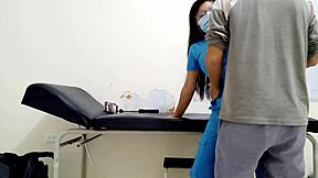 Clínica de terapia sexual do médico é selvagem, enfermeira MILF se abaixa pra foda lenta no hospital