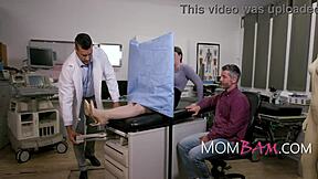 แพทย์เย็ดเมียคุณเพื่อนักว่ายน้ำที่ดีขึ้นที่โรงพยาบาล