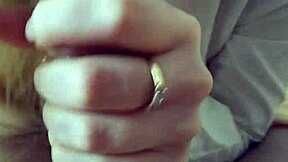 Медицинската сестра експертно смуче, за да облекчи подутите яйца на пациента, завършвайки в устата му