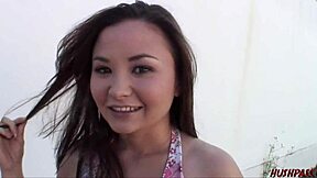 Malá ázijská 18+ naplnená hlboko hrubým kurcom