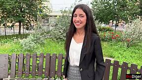 امرأة أعمال ساذجة تحضر تجربة. تُنيك بقوة مقابل نقود في الشارع!