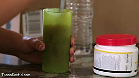 Nevlastní sestra cucá divoké skupině kamarádů v parném teen 18+ akci. Její orální dovednosti ohromí všechny.