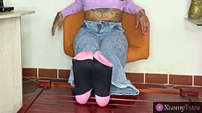 Smutsiga skor på fötterna, Naomi Tats