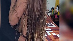 פגשתי אותה באוניברסיטה והיא אוהבת שאני שם אותה על ארבע אחרי כל שיעור