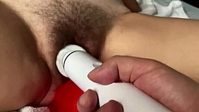 그녀가 강렬한 BDSM 플레이 중 신음하고 울어, 털 많은 스퀴트로 순수한 서브미시브 블리스 보여