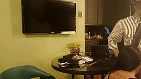 Tumma hyväksytään isojen kyrpämaistelijoiden työpaikalle toimistossa.