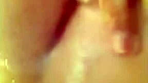 Min kone oppfører seg som en hore i dusjen, viser puppene og nippelene sine.