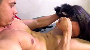 Je regarde des pornos de Lina Henao, elle apparaît et suce ma bite