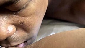 فتاة سمراء لطيفة بمؤخرة حلوة تأكل كسها من زوجين هاوٍ