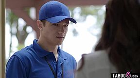 Krivuljasta MILF Pristine Edge rit jebana od dostavljavca z velikim kurcem